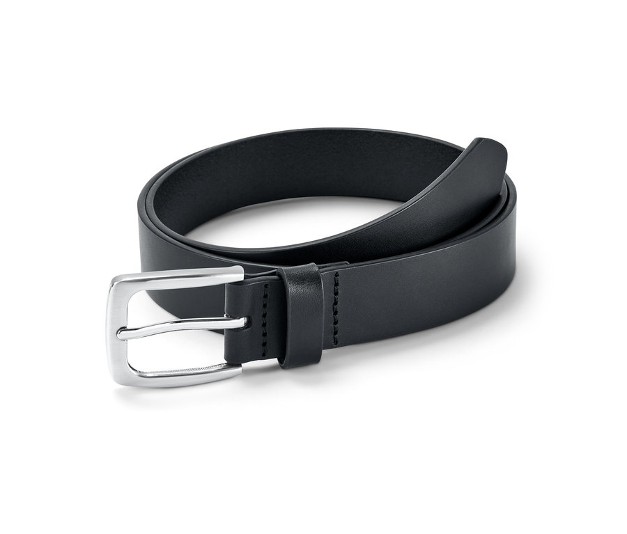 Černý kožený opasek s kovovou sponou leží na bílém pozadí.