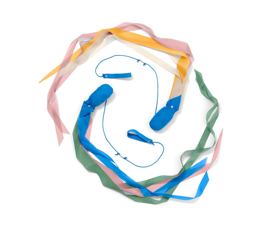 Dva kusy Poi s ocasem leží na bílém pozadí.