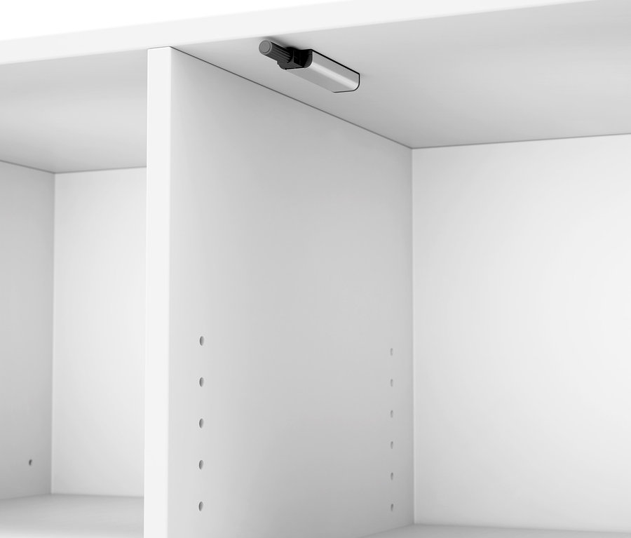 Detail bílého interiéru skříně.