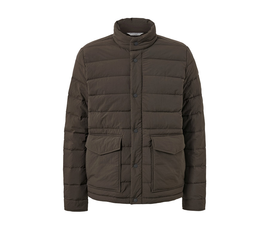 Hnědá prošívaná bunda s knoflíky a kapsami.