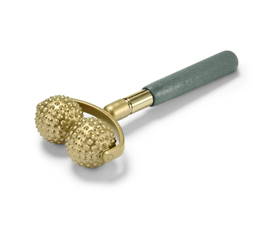Zlatý teleskopický masážní váleček s bodlinkami s olivově zelenou rukojetí leží na bílém pozadí.