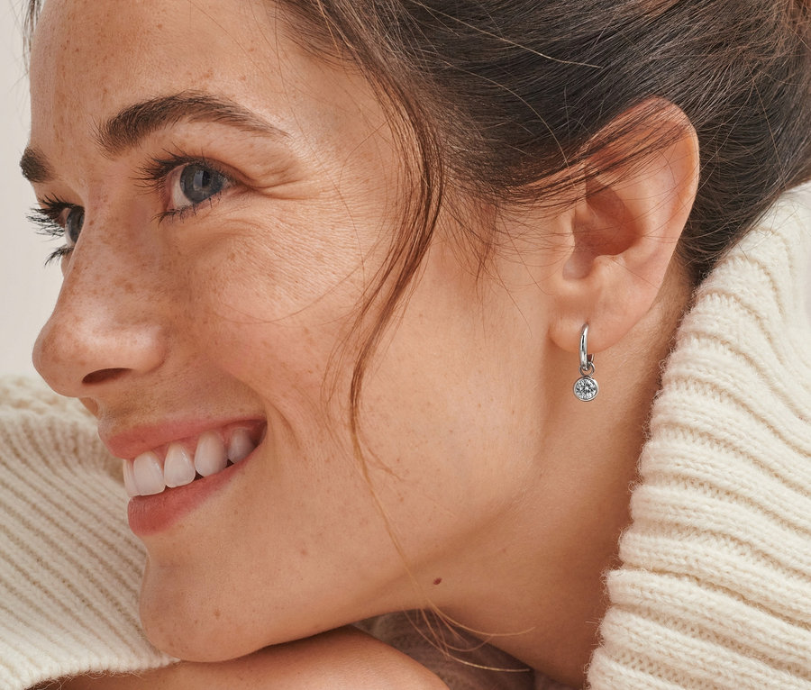 Profil usmívající se ženy s kreolkami, stříbro 925/1000, rhodiované, se zirkony.
