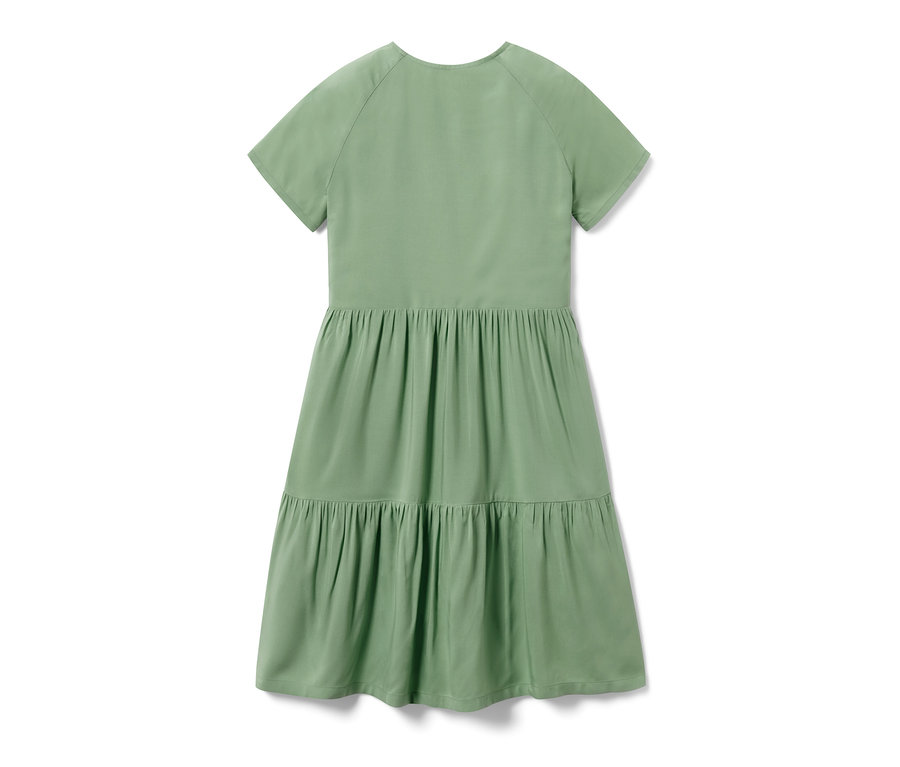 Zobrazené jsou dívčí stupňovité šaty světle zelené barvy.