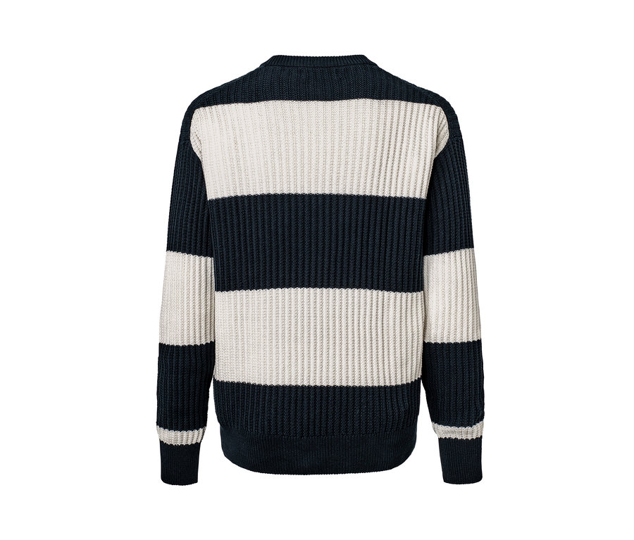 Pohled zezadu na svetr z hrubého úpletu s širokými vodorovnými pruhy v tmavě modré a krémové barvě.
