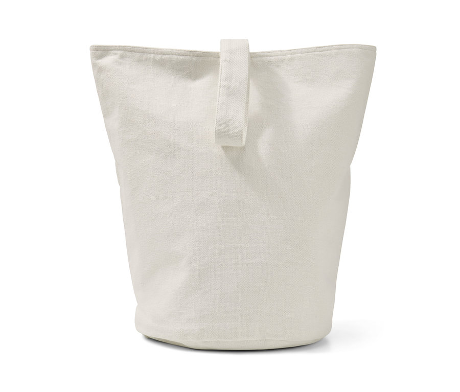 Krémový úložný koš s popruhem na přenášení.