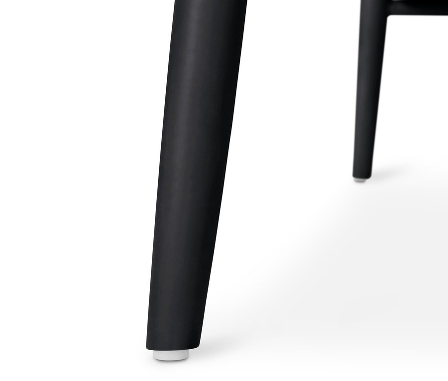 Detailní pohled na nohy konzolového stolku s dvěma úrovněmi.