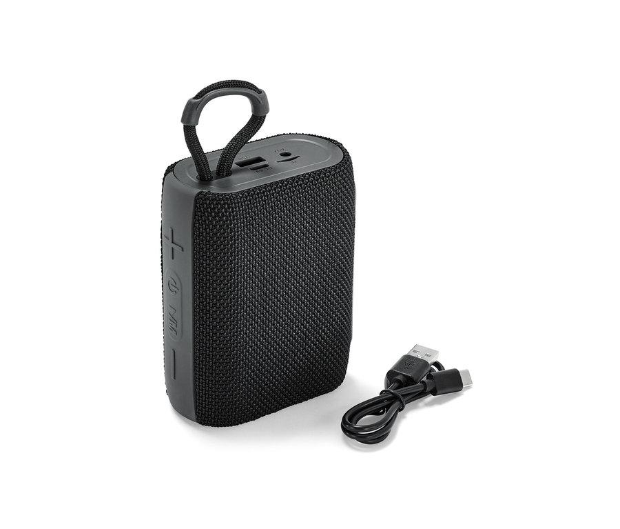 Černý Bluetooth® reproduktor a nabíjecí kabel leží na bílém pozadí.