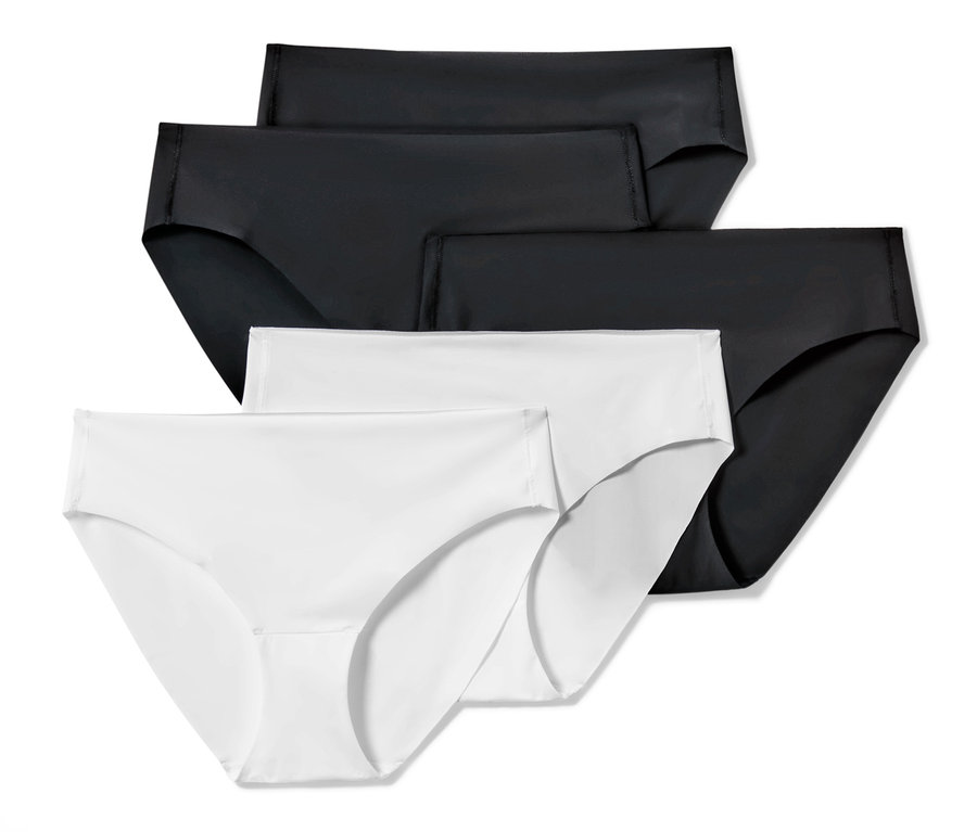 Čtyři kalhotky Magic Cut, 5 ks, dvě černé a dvě bílé, leží na sobě.