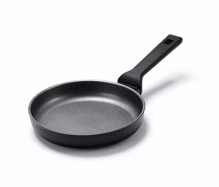 Černá hliníková pánev Profi, cca 20 cm, na bílém pozadí.