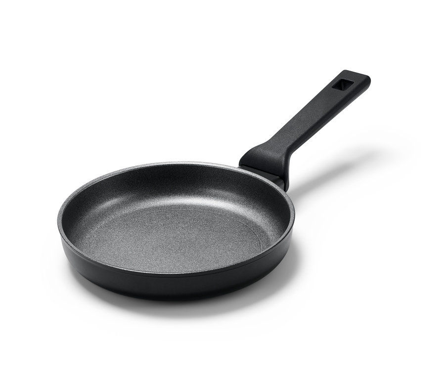 Černá hliníková pánev Profi, cca 20 cm, na bílém pozadí.