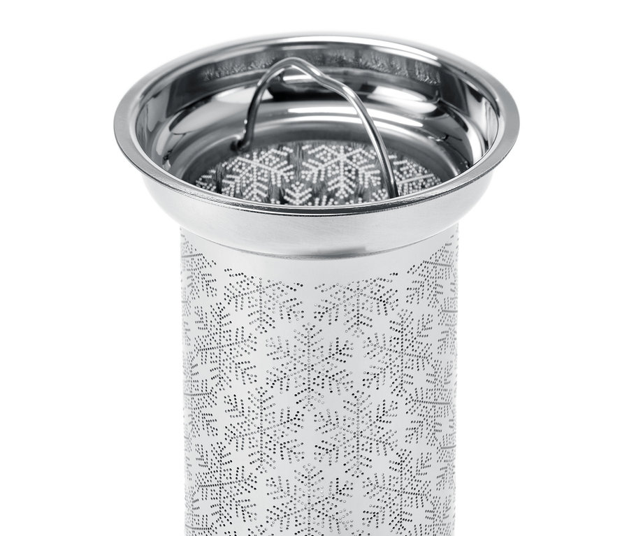 Detail stříbrné konvice na čaj s vločkami.