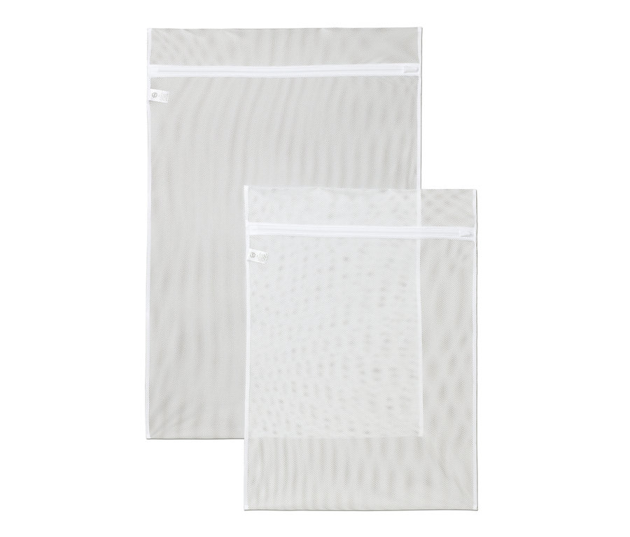 Dvě bílé síťky na praní prádla různých velikostí.