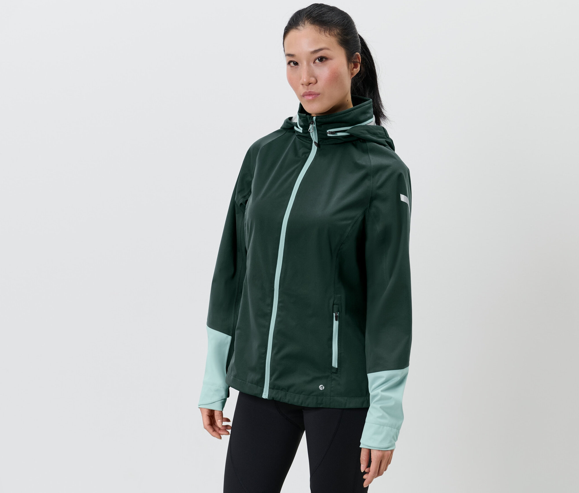 Žena má na sobě cyklistickou bundu do deště.