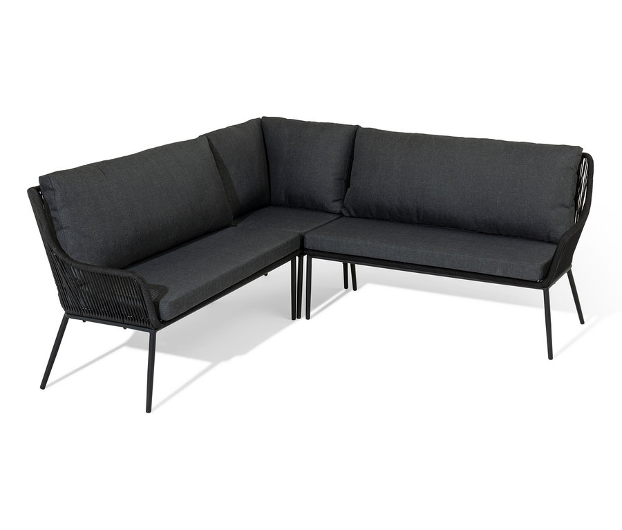 Rohová sedací souprava s textilním výpletem a tmavě šedými polštáři na bílém pozadí.
