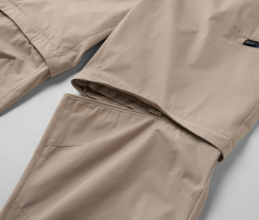 Detail béžových funkčních kalhot 2 v 1 se zipem.