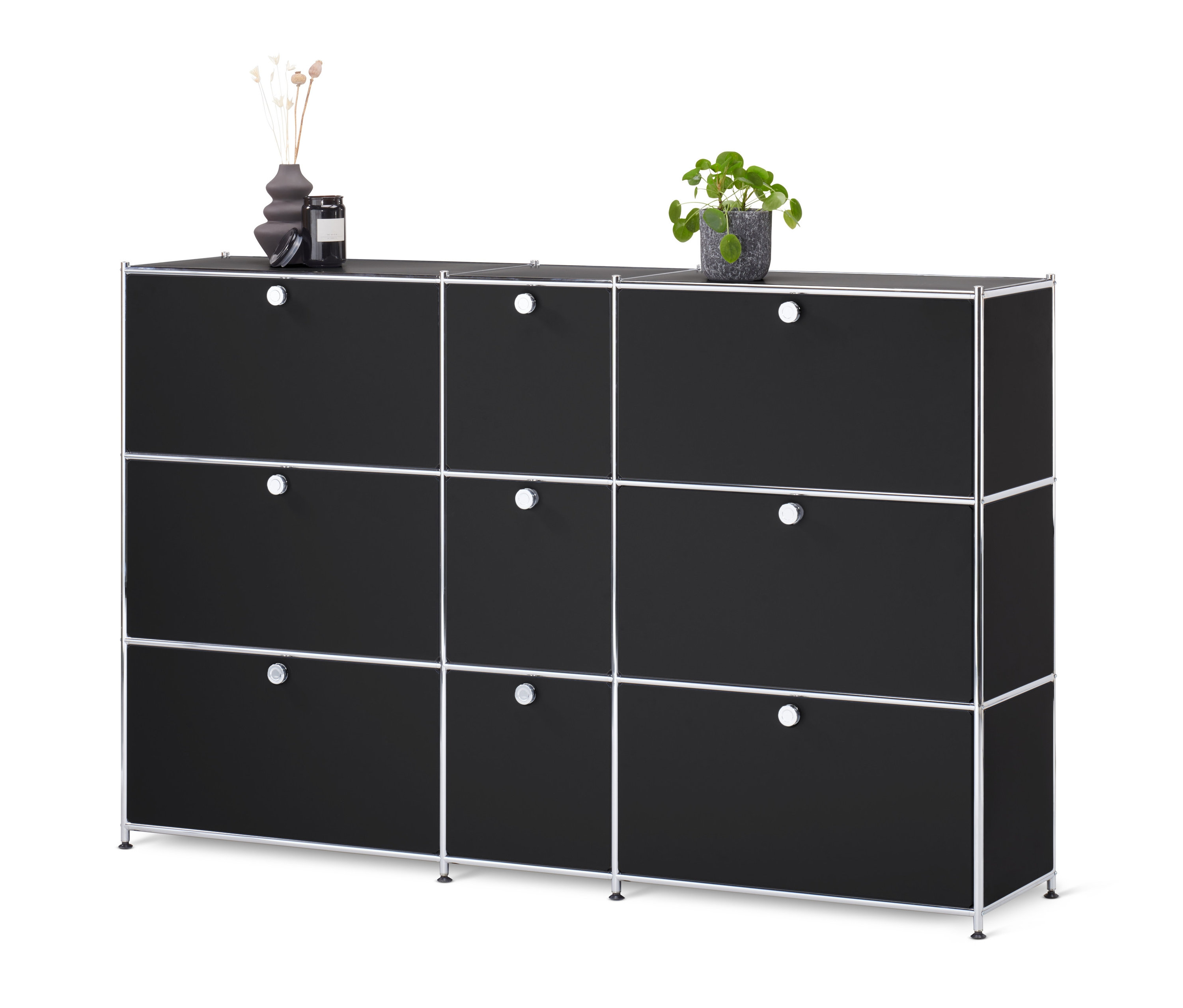 Černá komoda CN3 s 9 výklopnými dvířky.