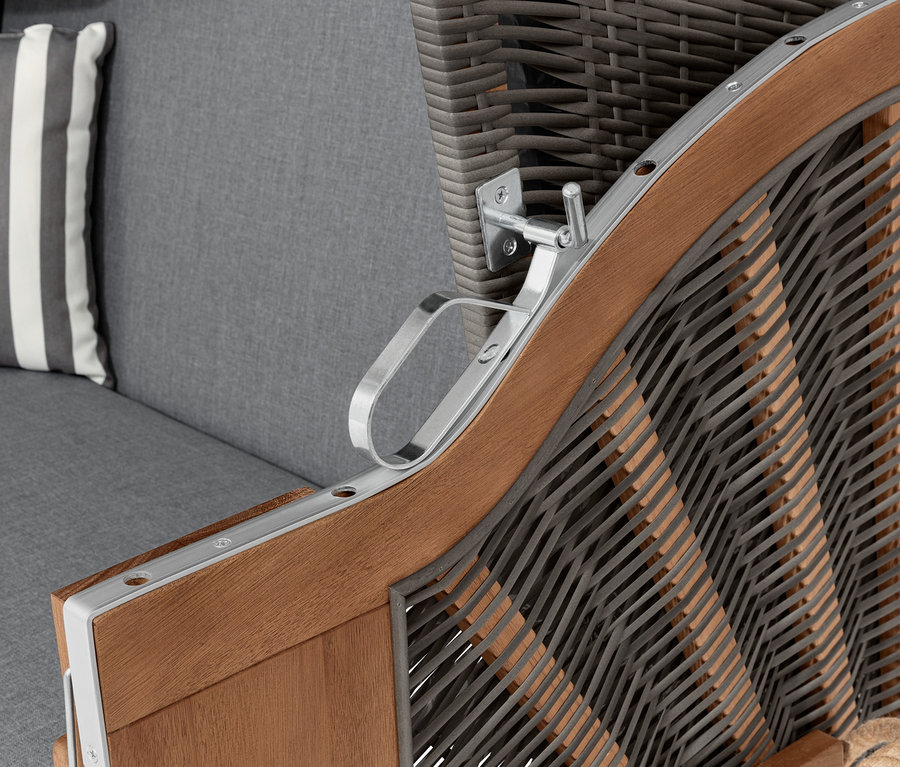 Detail prémiového plážového koše XL se 2 výklopnými stolky, ukazující proutěnou konstrukci a šedé polštáře.