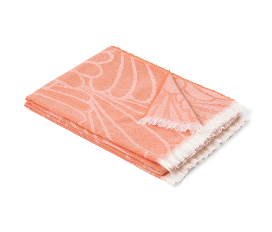 Složená oboustranná deka s třásněmi s oranžovým květinovým vzorem.