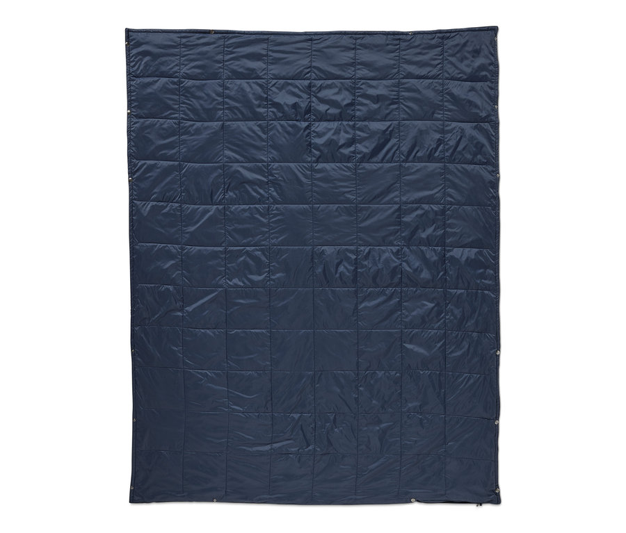 Tmavě modrá prošívaná cestovní deka.