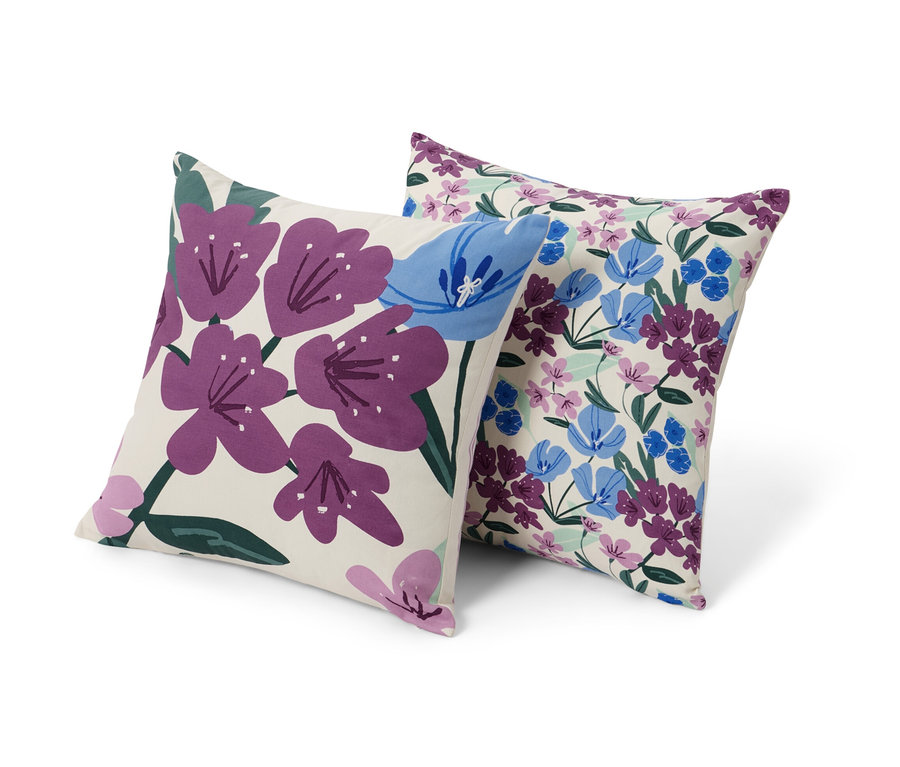 Dva dekorační polštáře s květinovým vzorem.