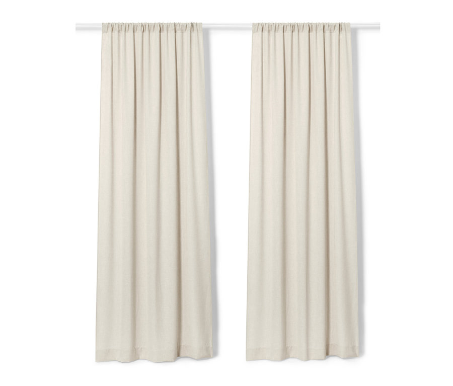 Dva béžové závěsy visí na bílé tyči.