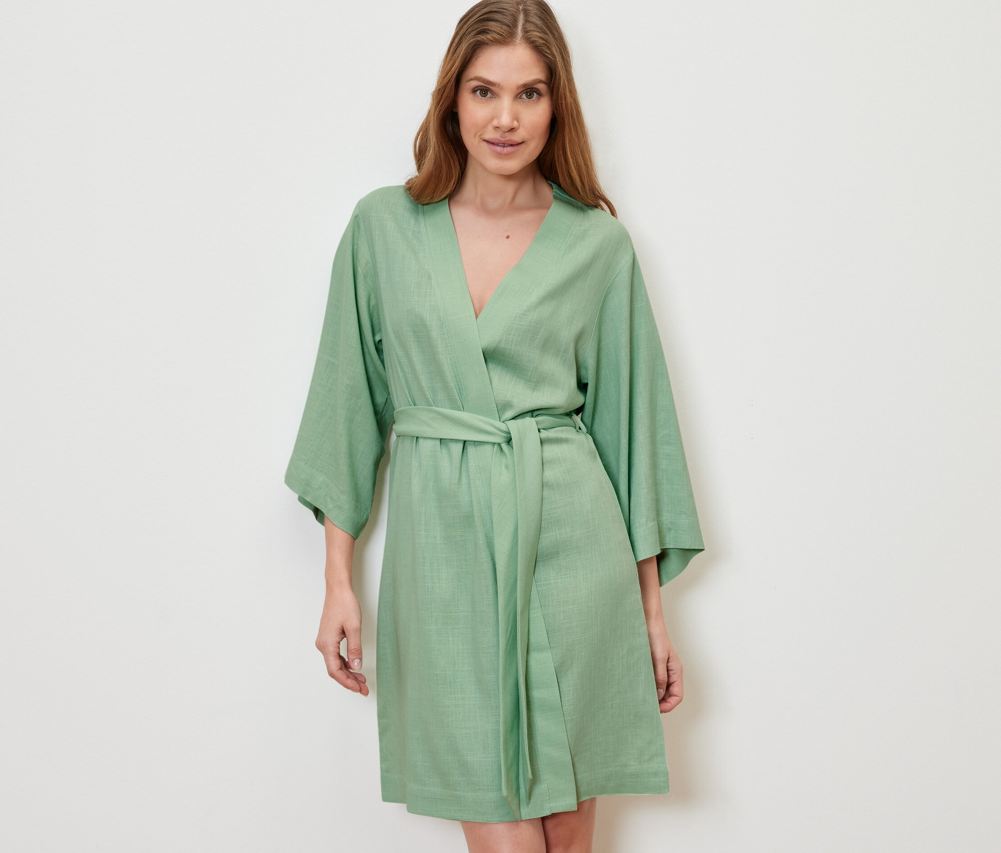 Žena má na sobě župan.