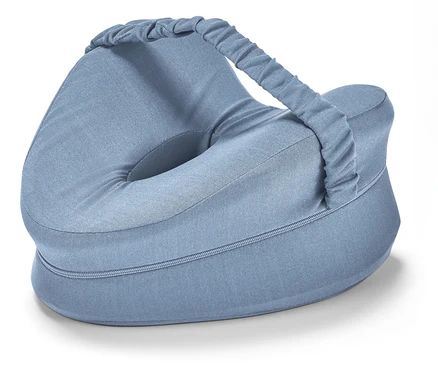 Světle modrý ergonomický polštář mezi kolena pro spaní na boku s držadlem.