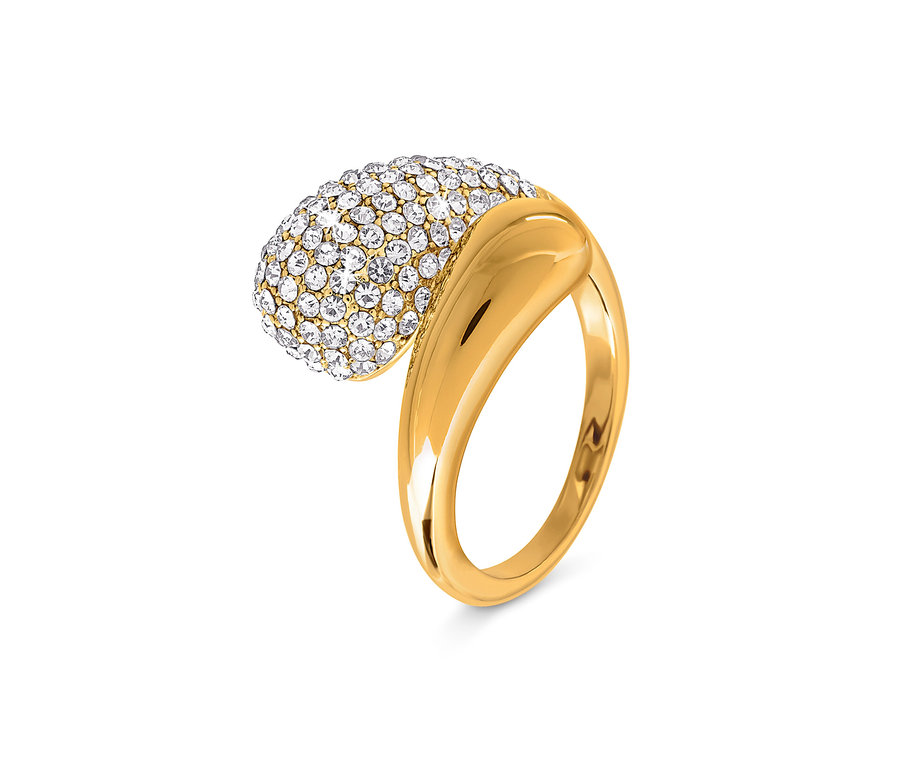 Zlatý prsten s oválnou ozdobou posetou čirými krystaly.