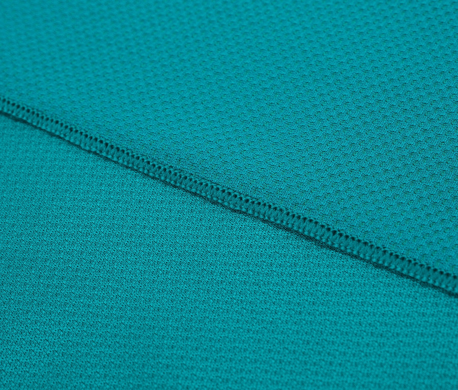 Detailní záběr na chladivý sportovní ručník.