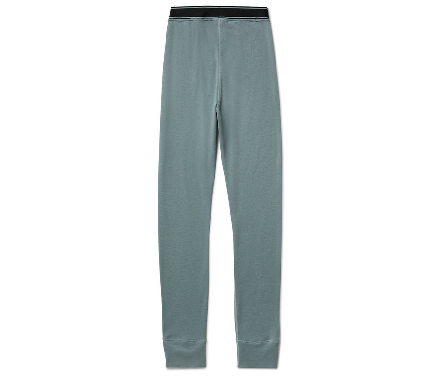 Modré legíny s černým pasem leží na bílém pozadí.