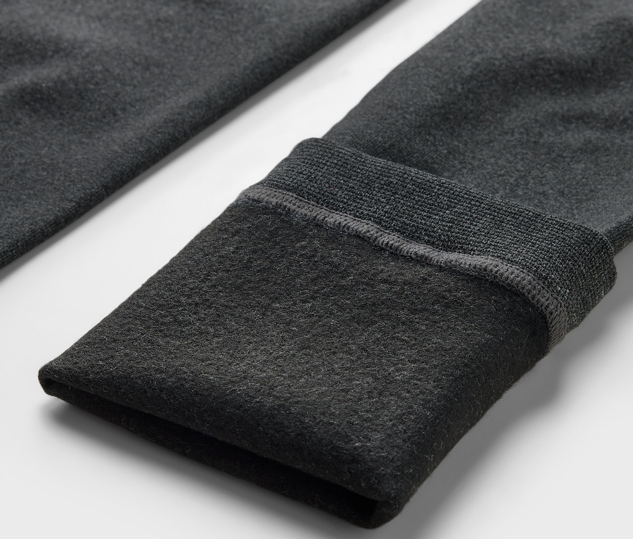 Detail šedých fleecových legín.