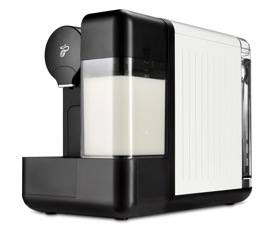 Bílý kávovar Cafissimo s mlékem.