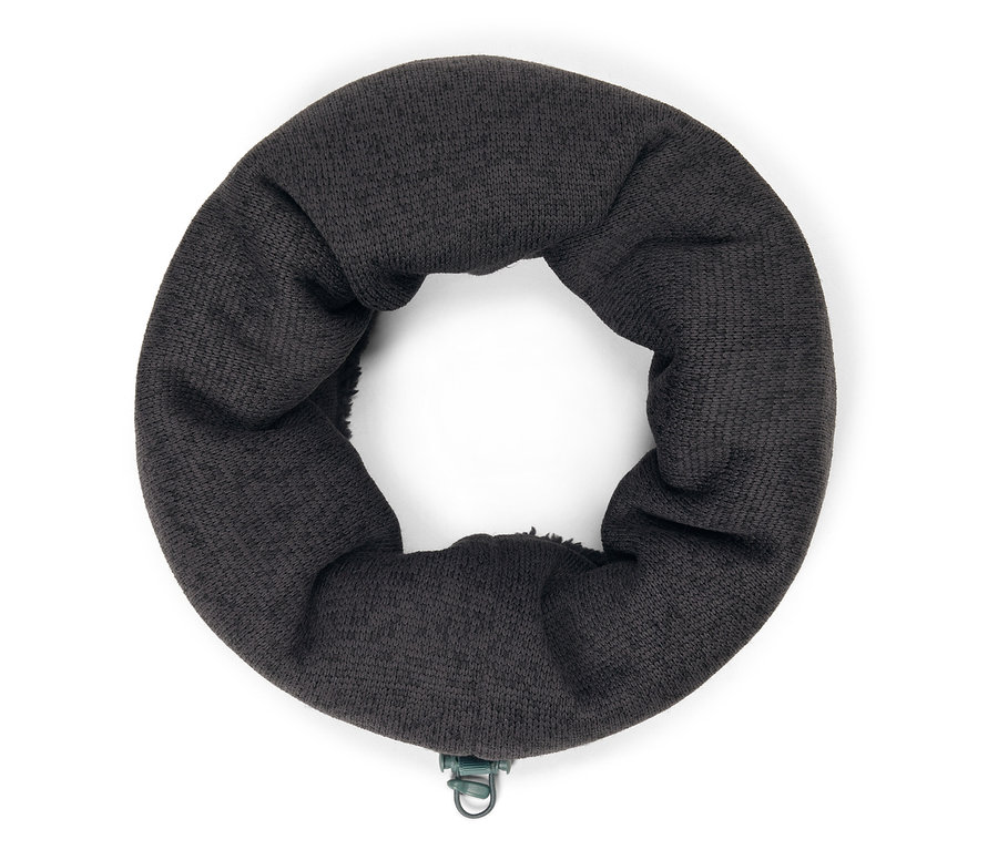 Černý pletený nákrčník s kovovou sponou.