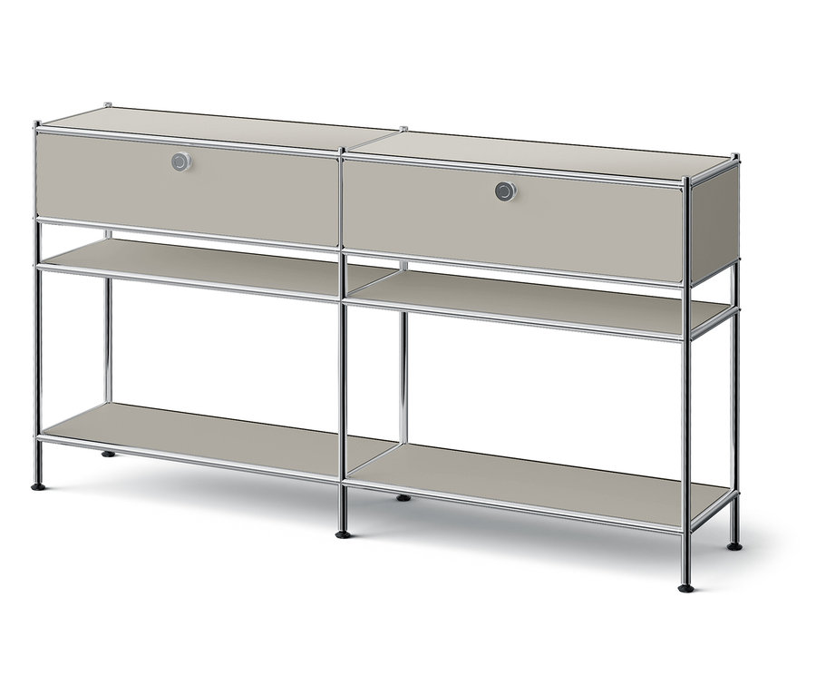 Dva šedé skříně s chromovanými rámy a dvěma otevřenými policemi.