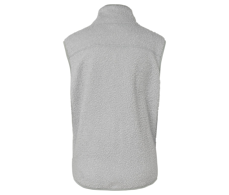 Pohled zezadu na šedou fleecovou vestu.