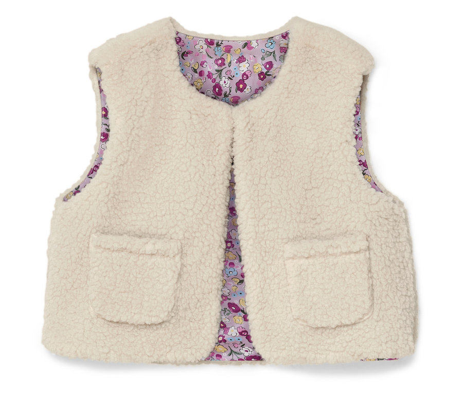 Kréová chlupatá vesta bez rukávů se dvěma našitými kapsami a květinovou podšívkou.