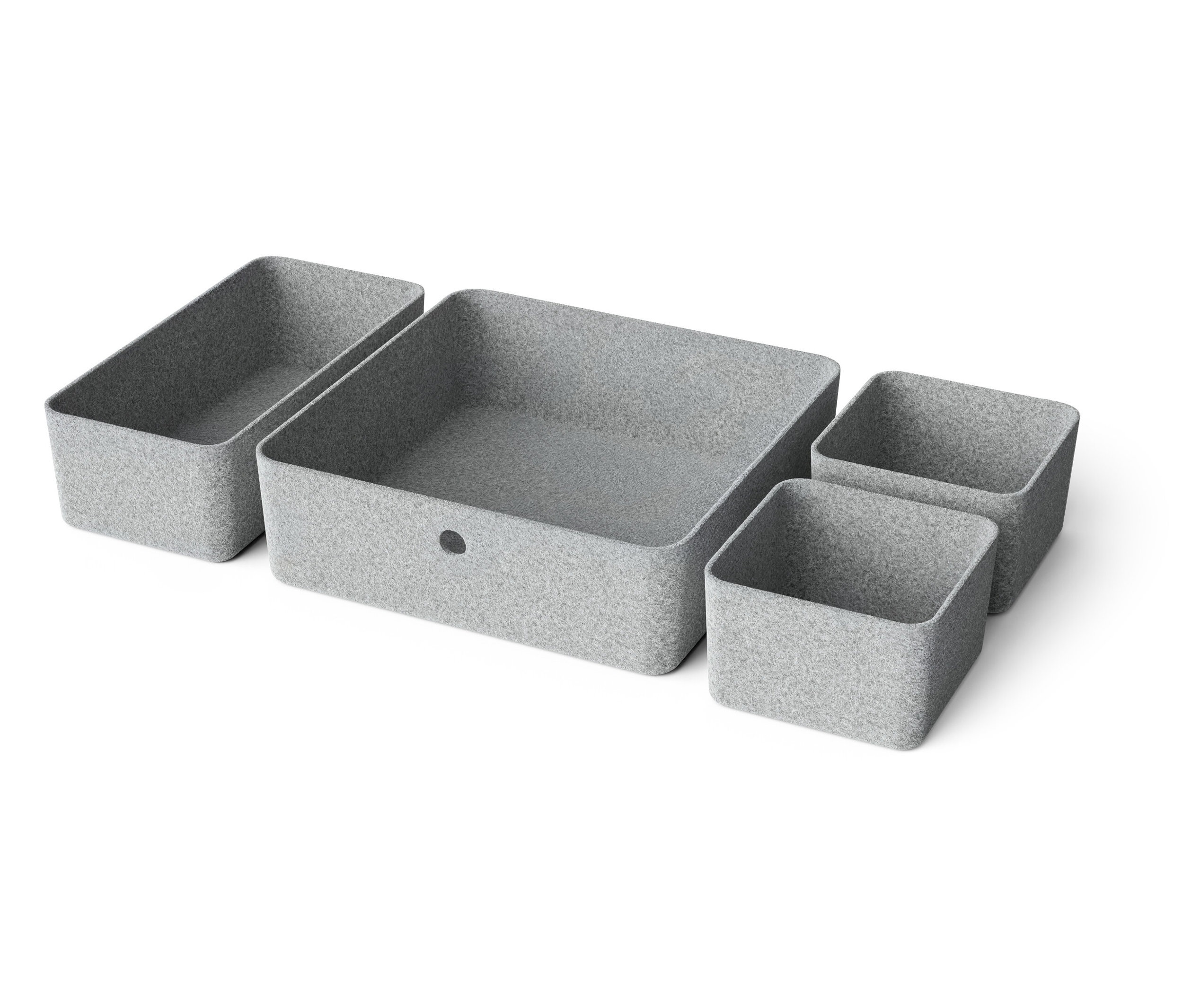 Čtyři šedé úložné boxy různých velikostí uspořádané na bílém pozadí.