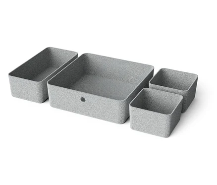 Čtyři šedé úložné boxy různých velikostí uspořádané na bílém pozadí.