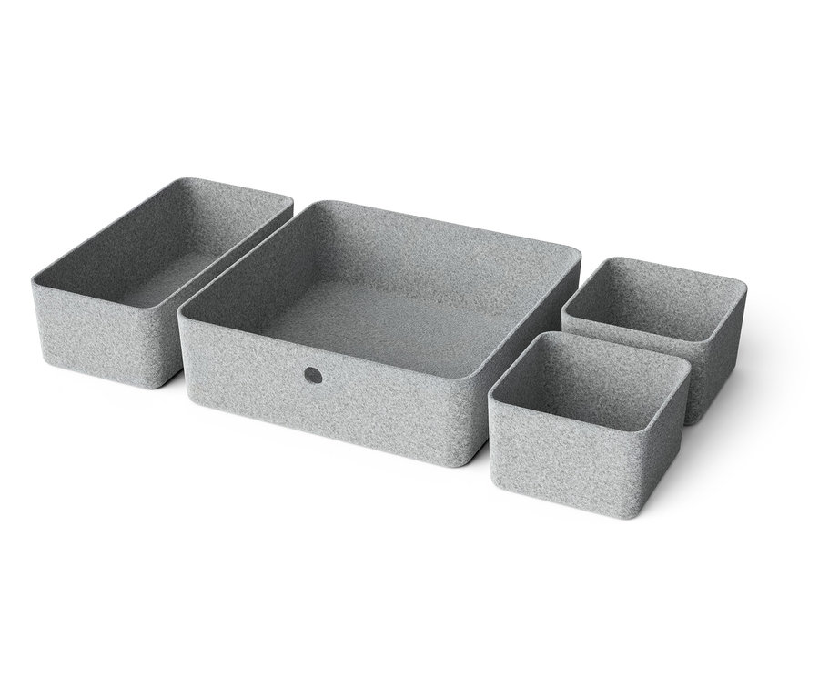 Čtyři šedé úložné boxy různých velikostí uspořádané na bílém pozadí.