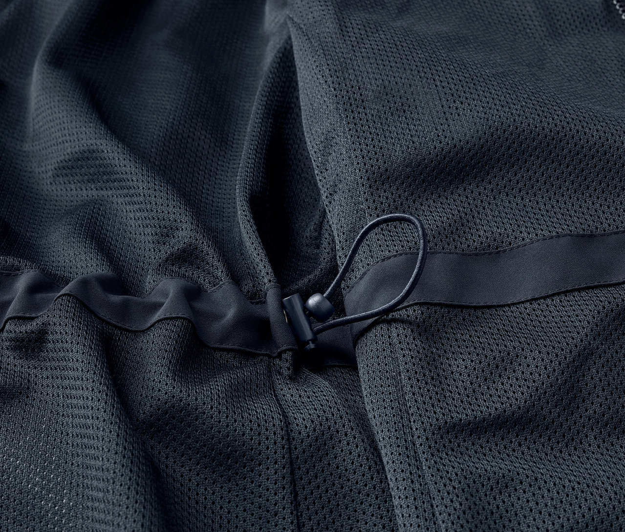 Detail námořnicky modré outdoorové bundy 3 v 1.