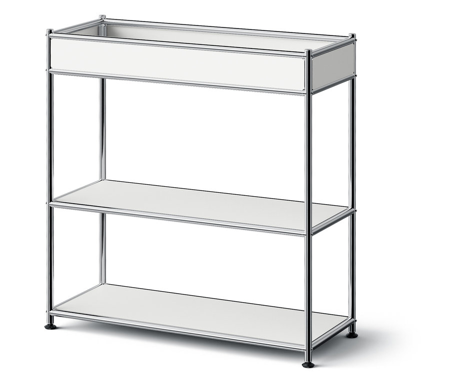 Třípatrová police s bílými policemi a chromovaným rámem.