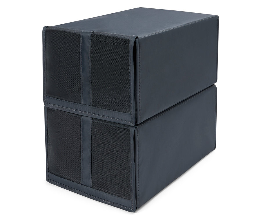 Dva černé látkové boxy na sobě.