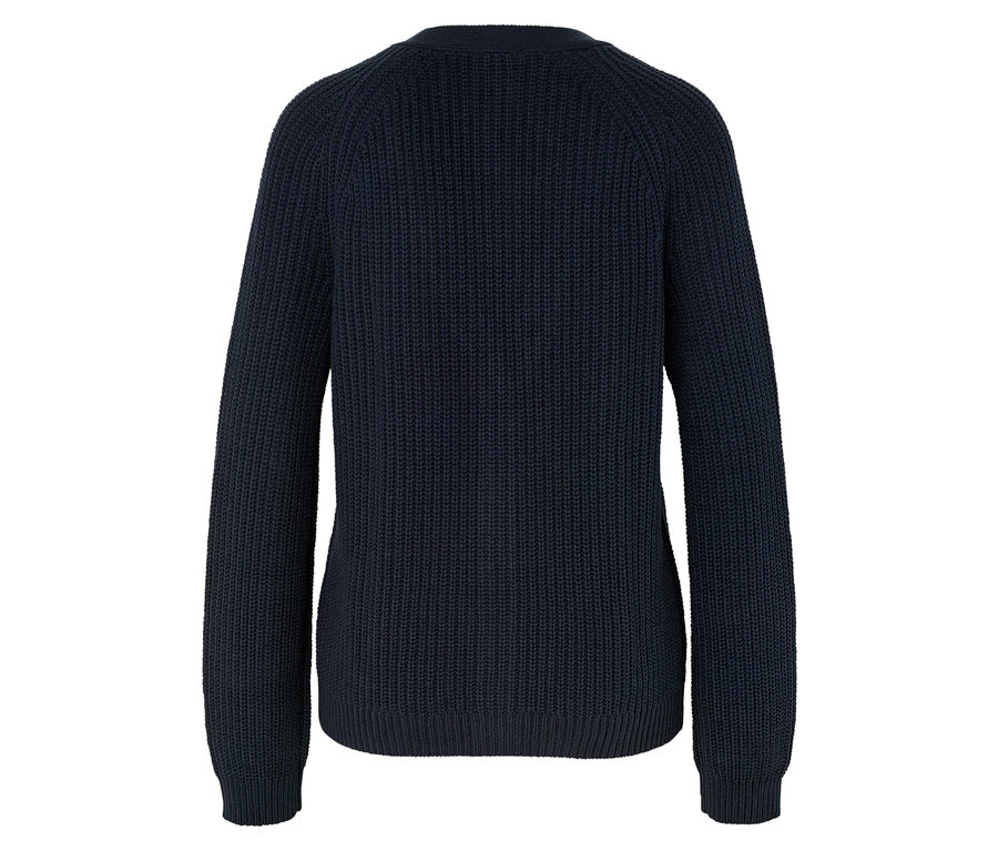Tmavě modrý pletený svetr s dlouhými rukávy, pohled zezadu.