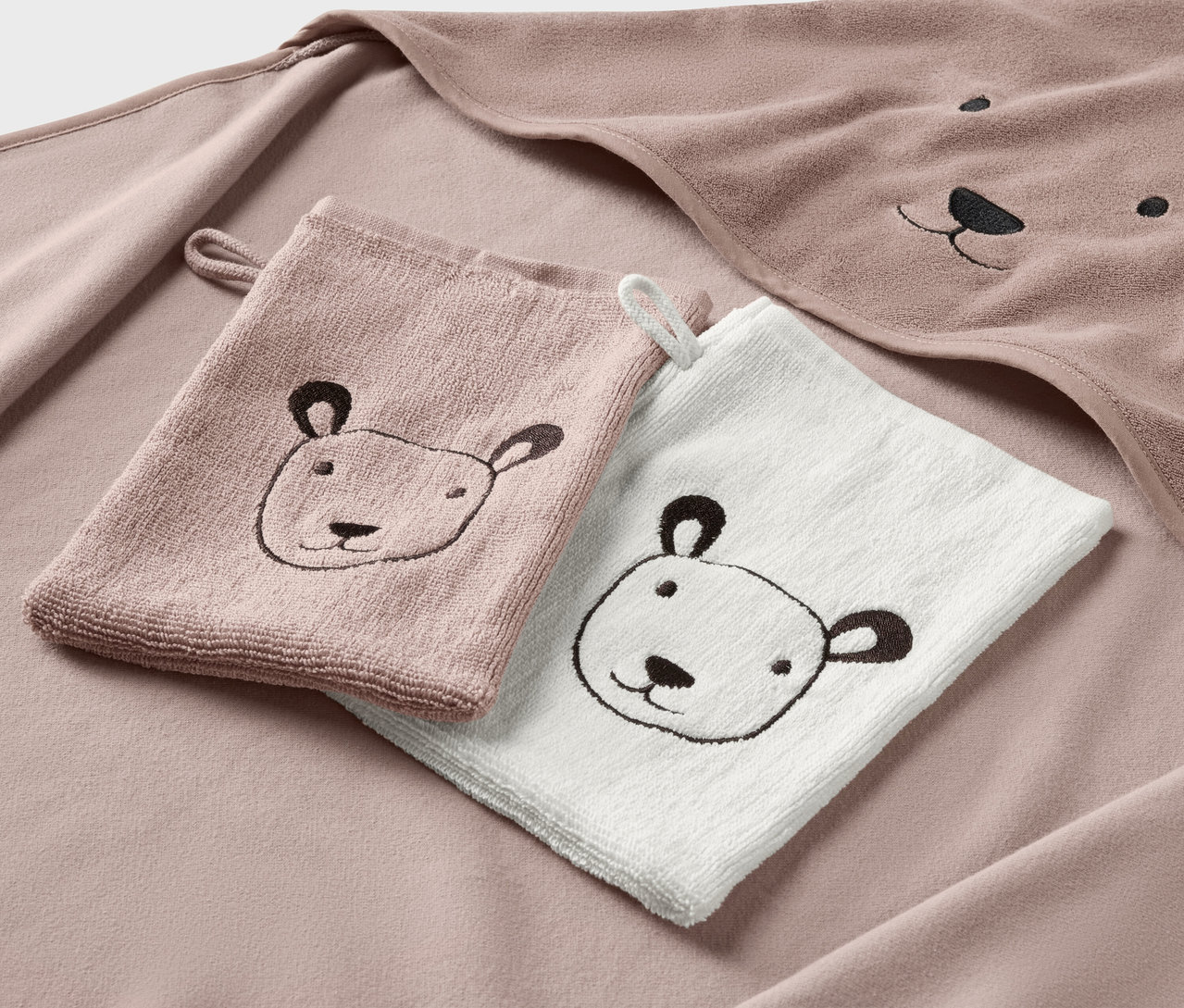 Dětský ručník s kapucí a dvě žínky s výšivkou obličeje medvěda.