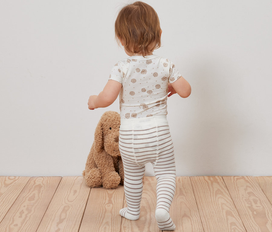 Dítě stojí zády a má na sobě dětské punčocháče, 5 ks.