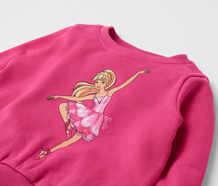 Růžová mikina s obrázkem tančící panenky Barbie.