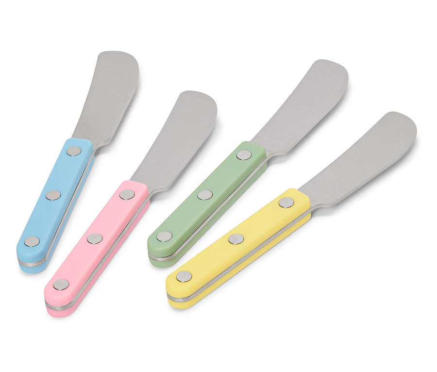 Čtyři nože na máslo s barevnými rukojeťmi (modrá, růžová, zelená a žlutá).