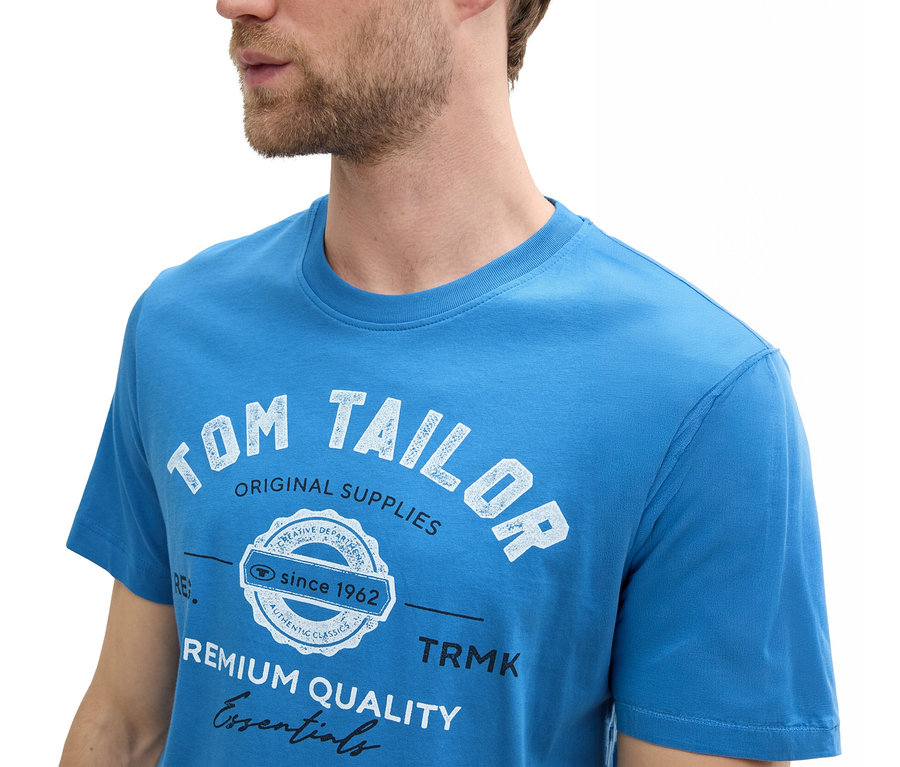 Muž má na sobě tričko s logem Tom Tailor, sapphire blue.