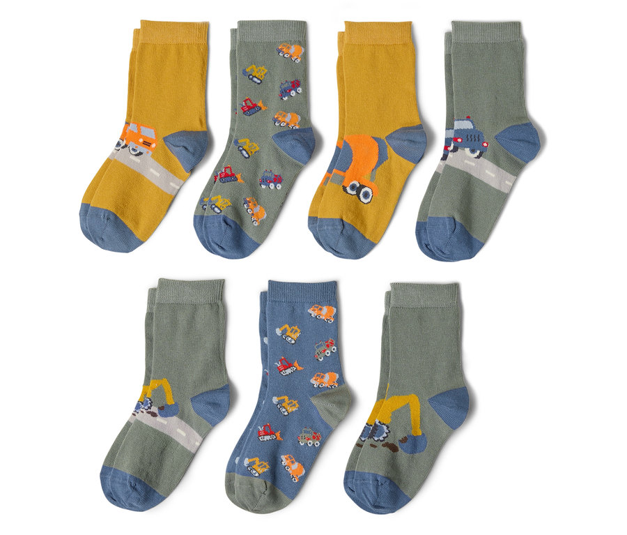 Na bílém pozadí leží šest párů ponožek. Ponožky jsou potištěny různými stavebními vozidly, jako jsou bagry, nákladní automobily a míchačky betonu.