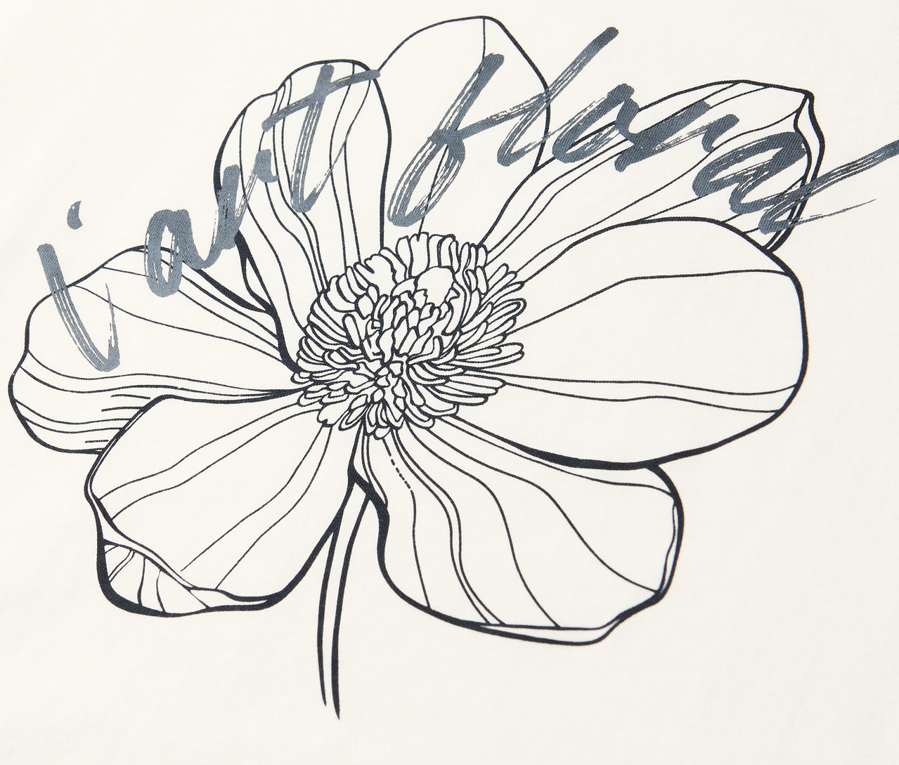 Detail trička Street One s květinovým vzorem a nápisem.